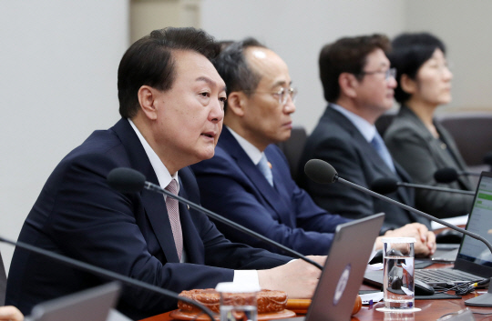 윤석열 대통령이 23일 서울 용산 대통령실 청사에서 국무회의를 주재하고 있다. 대통령실통신사진기자단=연합뉴스